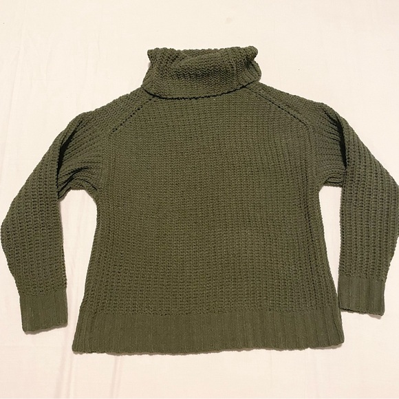 Hollister Green Turtleneck Sweater Women’s Size XS - Picture 9 of 15
